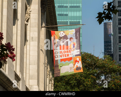 Kinder Center Banner, New York Public Library, 42nd Street, NYC Stockfoto