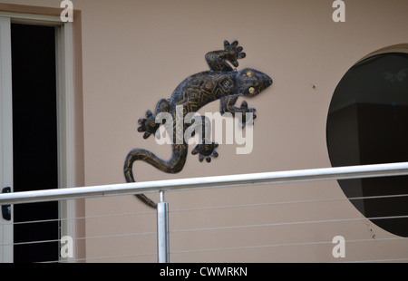 riesige Metall Gecko Wand-Plakette an der Stirnwand ein zweistöckiges Haus Stockfoto