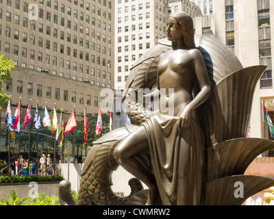 Paul Mankind Figur (Mädchen und Jugend), Rockefeller Center, New York City Stockfoto