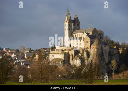 St. Lubentius Kirche über das Lahn-Tal Stockfoto