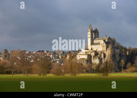 St. Lubentius Kirche über das Lahn-Tal Stockfoto