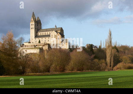 St. Lubentius Kirche über das Lahn-Tal Stockfoto