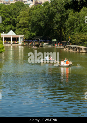 Ruderboote auf dem See im Central Park, New York Stockfoto