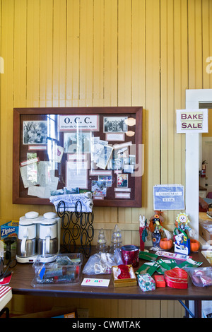 Anzeige der Artikel zum Verkauf auf Oysterville Schule Flohmarkt mit Community Club Brett an Beadboard Wand oben montiert Stockfoto