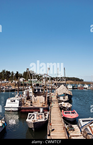 Auster Boote & kleinen Fischerbooten vor Anker an Schwimmdocks Hafen von Nahcotta Willipa Bay Long Beach Halbinsel Washington State Stockfoto