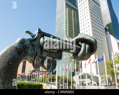 Geknotete Gun genannt Non-Violence Skulptur, Amtssitz der Vereinten Nationen, NYC Stockfoto