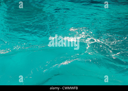 tiefblaue Mittelmeer Oberfläche Stockfoto