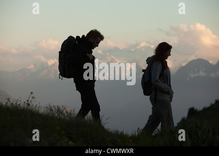 Schweiz, Leysin, Wanderer marschieren durch hochalpine Landschaft Stockfoto