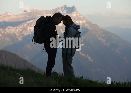 Schweiz, Leysin, Silhouetten von Wanderer sahen einander Stockfoto