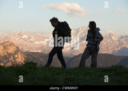 Schweiz, Leysin, Wanderer marschieren durch hochalpine Landschaft Stockfoto