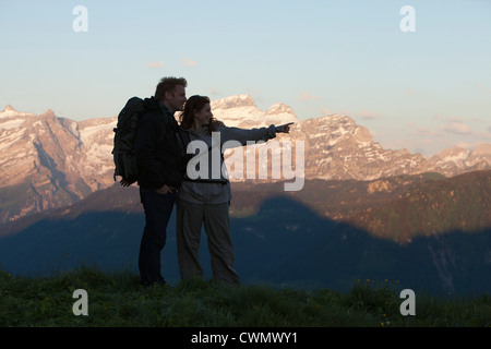 Schweiz, Leysin, Wanderer betrachten der Alpen Stockfoto