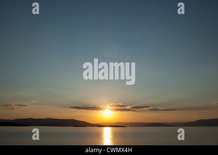 USA, Montana, Flathead Lake Blick auf Sonnenuntergang über See Stockfoto