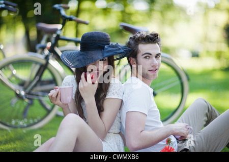 Niederlande, Oisterwijk, paar beim Picknick im park Stockfoto