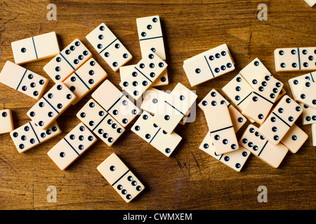 Domino-Kacheln auf der Holzoberfläche, Studio gedreht Stockfoto