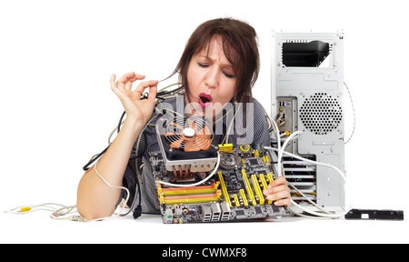 Frau versucht, die Lösung auf Computer-Hauptplatine zu finden Stockfoto