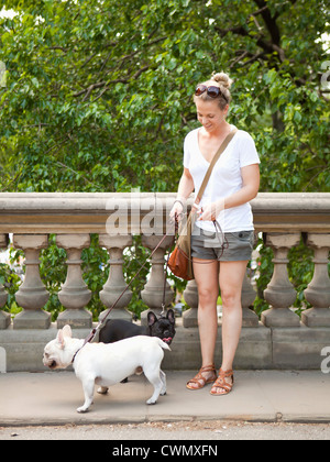 USA, Utah, Salt Lake City, junge Frau mit Hunden auf Spaziergang Stockfoto