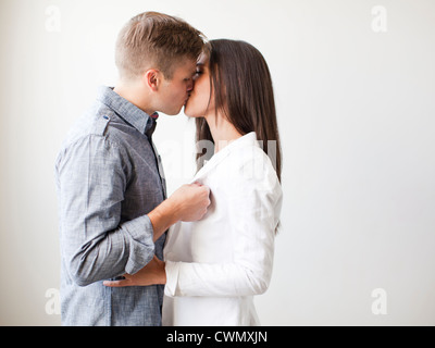 Junge Paar küssen, Studioaufnahme Stockfoto