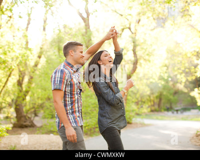 USA, Utah, Salt Lake City, junges Paar tanzen Zweisamkeit im park Stockfoto