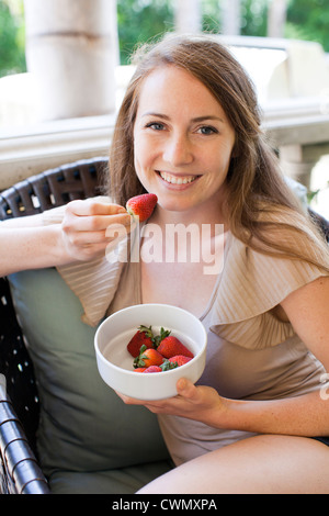 USA, Utah, Salt Lake City, Porträt der jungen Frau, die Erdbeere Stockfoto