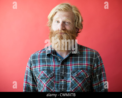Porträt von lächelnden Mann mit Bart, Studio gedreht Stockfoto