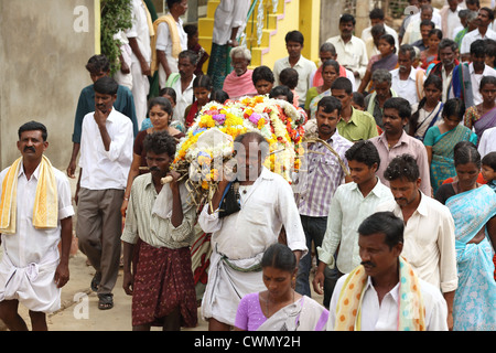 Beerdigung in einem Dorf Andhra Pradesh in Indien Stockfoto