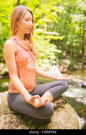 USA, New Jersey, Mendham, Frau üben Joga im Wald Stockfoto