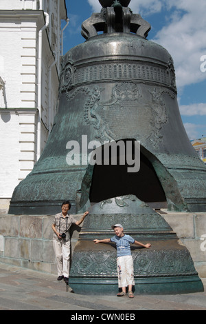 Zarenglocke, Moskauer Kreml, Russland. Touristen posieren vor die Zarenglocke, Moskauer Kreml, Russland. Stockfoto