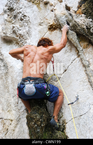 Junger Mann Bouldern in Montalban, Philippinen Stockfoto