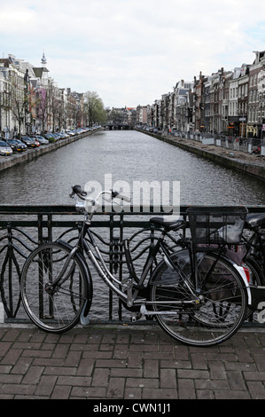 Amsterdam Fahrrad Fahrräder angekettet gesperrten Schiene Geländer Kanal Wasserstraße gleichbedeutend Ducth holland Stockfoto