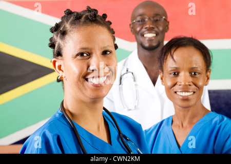 Gruppe von südafrikanischen medizinisches Personal Porträt vor südafrikanischen Flagge Stockfoto