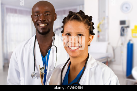 glücklich afrikanischen Arzt und Krankenschwester im Krankenhaus Stockfoto