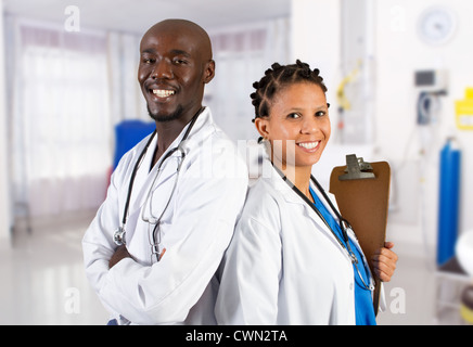 glücklich afrikanische amerikanische Mediziner in Spitalabteilung Stockfoto