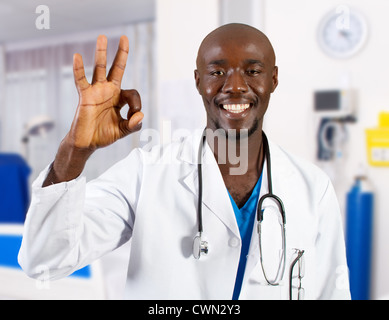 glücklich afrikanischen Arzt geben OK Handzeichen im Krankenhaus Stockfoto