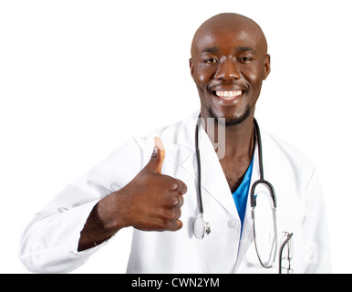glücklich afrikanischen Arzt aufzugeben Daumen auf weiß Stockfoto