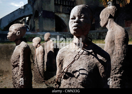 Slave-Denkmal des Künstlers Clara Sornas in der anglikanischen Kathedrale auf dem Gelände des ehemaligen Sklavenmarkt in Stonetown, Sansibar Stockfoto