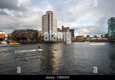 Wake-Boarder am Grand Canal Square in Dublin, Irland Stockfoto