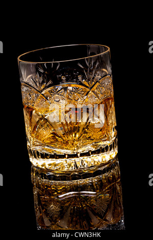 Ein Glas Whiskey auf den Felsen Stockfoto