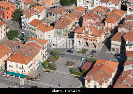 LUFTAUFNAHME. Rathaus von Roquebillière. Vésubie Valley, das Hinterland der französischen Riviera, Frankreich. Stockfoto