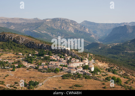 LUFTAUFNAHME. Das mittelalterliche Dorf Trigance auf dem Hügel, das Tor zum Verdon Canyon. Var, Provence, Frankreich. Stockfoto