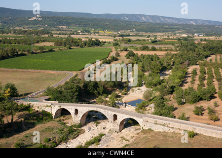 LUFTAUFNAHME. Pont Julien ist eine 2000 Jahre alte römische Steinbogenbrücke an der Via Domitia. Apt, Provence, Frankreich. Stockfoto