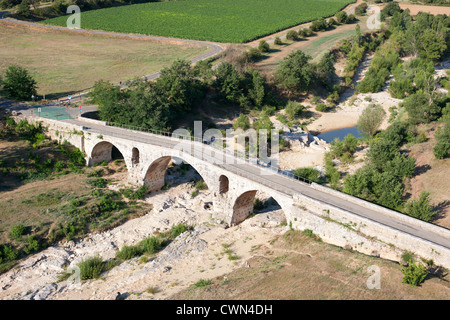 LUFTAUFNAHME. Pont Julien ist eine 2000 Jahre alte römische Steinbogenbrücke an der Via Domitia. Apt, Provence, Frankreich. Stockfoto