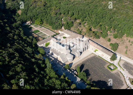 LUFTAUFNAHME. Abtei Notre-Dame de Sénanque, Gordes, Vaucluse, Provence, Frankreich. Stockfoto