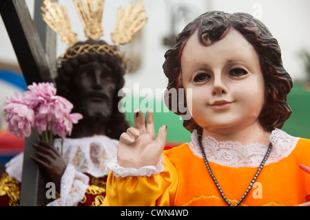 Jesuskind mit Black Nazarene während der Feier des Festes der schwarzen Nazareners in Manila. Stockfoto