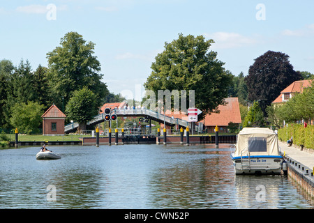 Fußgängerbrücke über den Kanal sperren, Plau, Mecklenburgische Seenplatte, Mecklenburg-West Pomerania, Deutschland Stockfoto