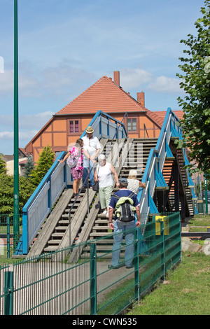 Fußgängerbrücke über den Kanal sperren, Plau, Mecklenburgische Seenplatte, Mecklenburg-West Pomerania, Deutschland Stockfoto