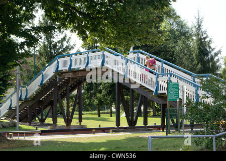 Fußgängerbrücke über den Kanal sperren, Plau, Mecklenburgische Seenplatte, Mecklenburg-West Pomerania, Deutschland Stockfoto