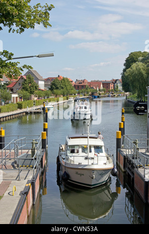 Yacht in den Kanal sperren, Plau, Mecklenburgische Seenplatte, Mecklenburg-West Pomerania, Deutschland Stockfoto