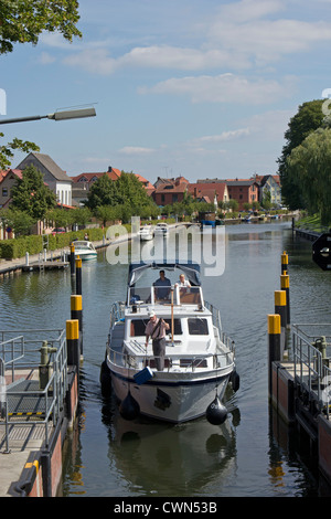 Yacht in den Kanal sperren, Plau, Mecklenburgische Seenplatte, Mecklenburg-West Pomerania, Deutschland Stockfoto