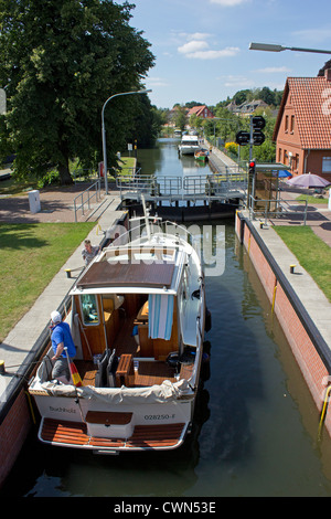 Yacht im Inneren des Kanals zu sperren, Plau, Mecklenburgische Seenplatte, Mecklenburg-West Pomerania, Deutschland Stockfoto