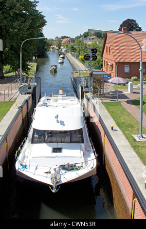 Yacht im Inneren des Kanals zu sperren, Plau, Mecklenburgische Seenplatte, Mecklenburg-West Pomerania, Deutschland Stockfoto